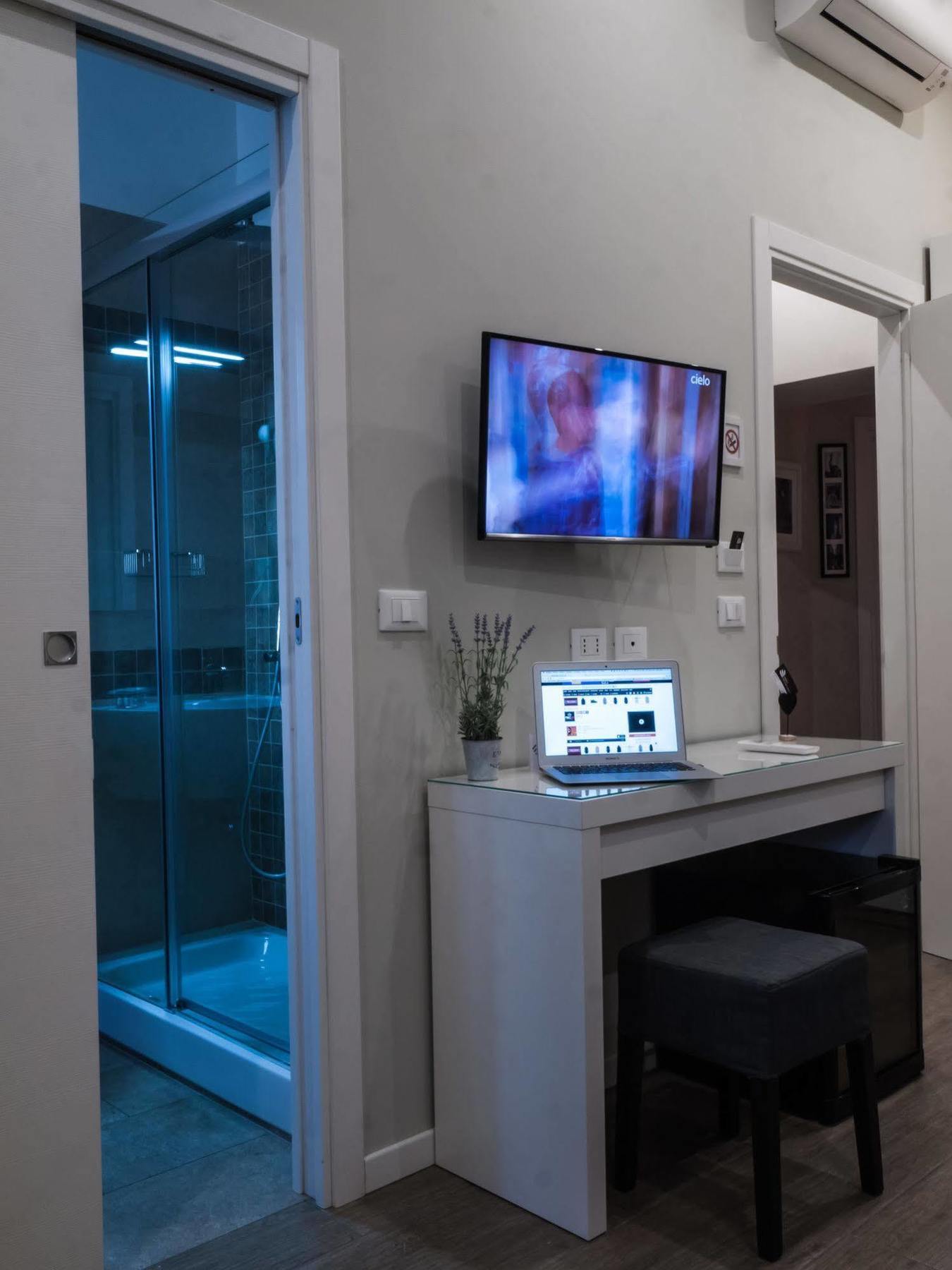 Отель Bed Milano Linate Экстерьер фото